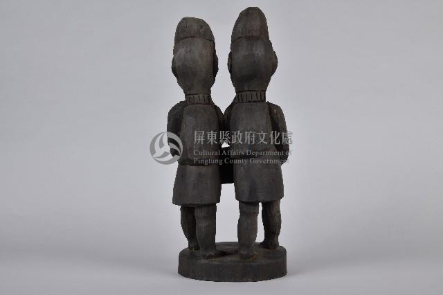 雙人倒捧山豬雕刻藏品圖，第2張