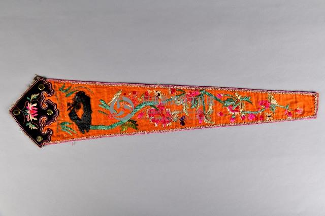 刺繡紅底連枝牡丹紋劍帶-2藏品圖，第1張