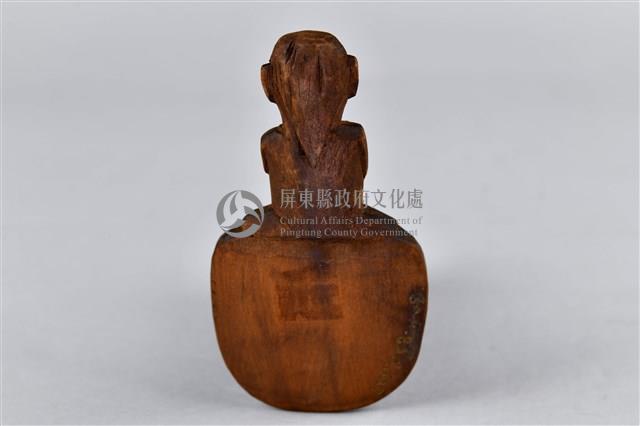 半蹲抱膝人像造型飯匙藏品圖，第2張