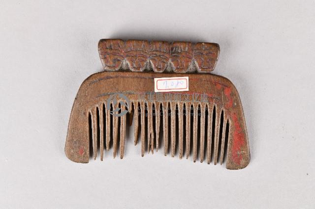 浮雕五人面紋木製梳藏品圖，第2張