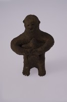 陶偶（蹲坐抱小孩）藏品圖，第1張