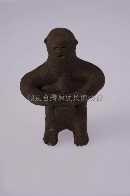 陶偶（蹲坐抱小孩）藏品圖，第1張