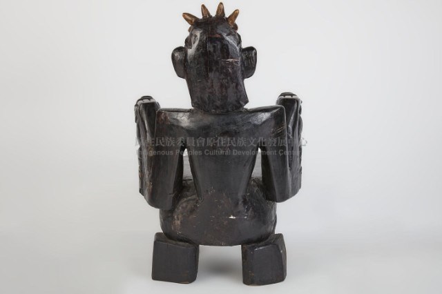 原住民工藝雕刻椅藏品圖，第2張