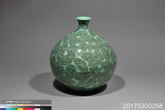 雕釉葉紋瓶的圖片