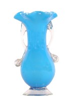 水藍色雙繫耳浮雕花卉紋細頸玻璃花瓶藏品圖，第3張