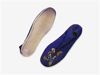 中國排調苗族女性服飾一套及黑底刺繡背帶藏品圖，第9張