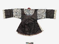 中國排調苗族女性服飾一套及黑底刺繡背帶藏品圖，第3張
