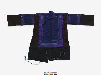 中國貞豐苗族女性服飾一套及寶藍色底刺繡背帶藏品圖，第2張