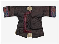 中國黎平侗族黑底琵琶襟刺繡女性服裝藏品圖，第1張