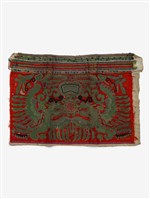 中國臺江苗族紅底橄欖綠色縐繡繡片藏品圖，第1張