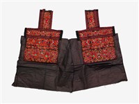 中國施洞苗族深褐色底紅刺繡繡片藏品圖，第1張