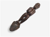 黑棕色原住民造型抱胸人型雕飾木匙藏品圖，第1張