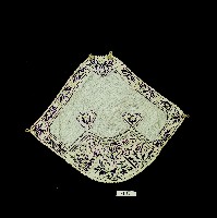 吉祥繡扇形白色肚兜藏品圖，第1張