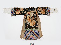 黑色龍紋長擺戲服藏品圖，第2張