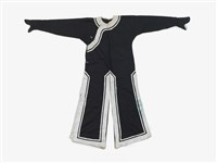 黑色白邊長擺戲服藏品圖，第1張