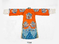 橘紅色白領龍紋長擺戲服藏品圖，第2張