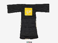 黑色無領黃框長擺戲服藏品圖，第2張