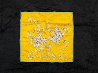 黑色無領黃框長擺戲服藏品圖，第3張