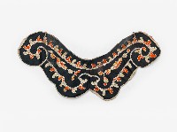 黑底紅花佩飾藏品圖，第1張