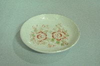 金口白地印花彩繪白描折枝玫瑰紋瓷碟藏品圖，第1張