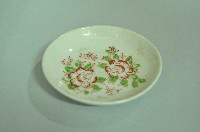 金口白地印花彩繪白描折枝玫瑰紋瓷碟藏品圖，第1張