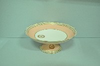 金邊花口粉彩府徽章款高腳盤藏品圖，第1張