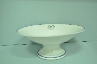 藍邊白地府徽章款高腳盤藏品圖，第1張