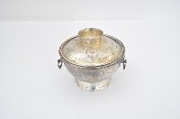 總督府徽紋雙繫環帶蓋銀碗三套組藏品圖，第1張