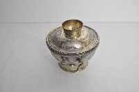 總督府徽紋雙繫環帶蓋銀碗三套組藏品圖，第2張