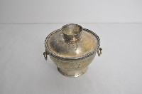 總督府徽紋雙繫環帶蓋銀碗三套組藏品圖，第1張