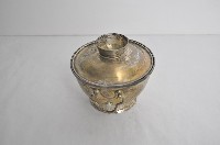 總督府徽紋雙繫環帶蓋銀碗三套組藏品圖，第2張