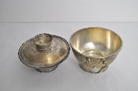 總督府徽紋雙繫環帶蓋銀碗三套組藏品圖，第3張