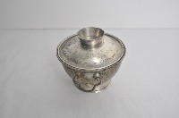 總督府徽紋雙繫環帶蓋銀碗三套組藏品圖，第2張