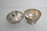 總督府徽紋雙繫環帶蓋銀碗三套組藏品圖，第3張