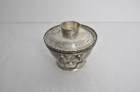 總督府徽紋雙繫環帶蓋銀碗三套組藏品圖，第2張