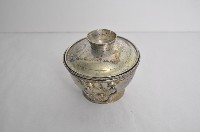 總督府徽紋雙繫環帶蓋銀碗三套組藏品圖，第2張