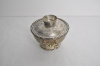 總督府徽紋雙繫環帶蓋銀碗三套組藏品圖，第2張