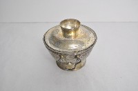 總督府徽紋雙繫環帶蓋銀碗三套組藏品圖，第2張