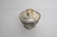 總督府徽紋雙繫環帶蓋銀碗三套組藏品圖，第2張