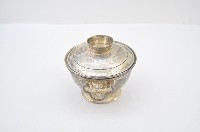 總督府徽紋雙繫環帶蓋銀碗三套組藏品圖，第2張