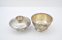 總督府徽紋雙繫環帶蓋銀碗三套組藏品圖，第3張