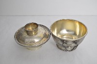 總督府徽紋雙繫環帶蓋銀碗三套組藏品圖，第3張