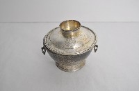 總督府徽紋雙繫環帶蓋銀碗三套組藏品圖，第1張