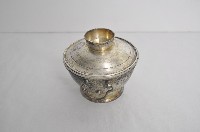 總督府徽紋雙繫環帶蓋銀碗三套組藏品圖，第2張