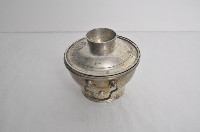 總督府徽紋雙繫環帶蓋銀碗三套組藏品圖，第2張