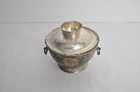 總督府徽紋雙繫環帶蓋銀碗三套組藏品圖，第1張