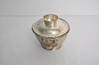 總督府徽紋雙繫環帶蓋銀碗三套組藏品圖，第2張