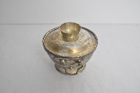 總督府徽紋雙繫環帶蓋銀碗三套組藏品圖，第2張