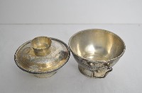 總督府徽紋雙繫環帶蓋銀碗三套組藏品圖，第3張