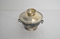 總督府徽紋雙繫環帶蓋銀碗三套組藏品圖，第1張